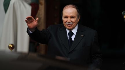 Le pr&eacute;sident alg&eacute;rien, Abdelaziz Bouteflika, lors de la visite de l'&eacute;mir du Kowe&iuml;t&nbsp;&agrave; Alger (Alg&eacute;rie), le 14 janvier 2013. (FAROUK BATICHE / AFP)