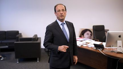 Le candidat socialiste, Fran&ccedil;ois Hollande, dans son bureau du QG de campagne &agrave; Paris, le 10 janvier 2012. (FRED DUFOUR / AFP PHOTO)