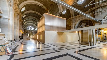 Vue extérieure de la salle d'audience spécialement construite au coeur de la salle des pas perdus du Palais de justice de Paris, à l'occasion du procès des attentats du 13 novembre 2015.
 (JULIEN MICHEL / DPA)