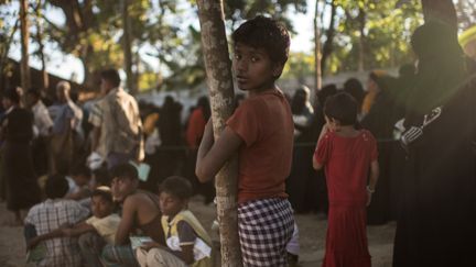 Des jeunes Rohingyas font la queue&nbsp; pour obtenir des secours dans un camp de réfugiés à&nbsp;Cox's Bazar, au Bengladesh, le 27 novembre 2017. (ED JONES / AFP)