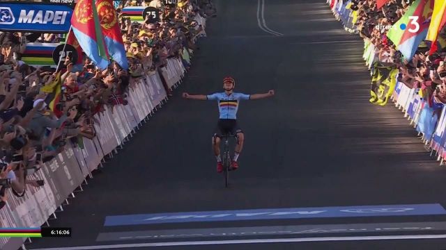 Impériale ce dimanche sur les routes de Wollongong, en Australie, le Belge Remco Evenepoel, après un raid solitaire de près de 30 km, devient champion du monde de course en ligne, succédant au Français Julian Alaphilippe. C’est lui qui va maintenant porter le légendaire maillot arc-en-ciel, dix ans après son compatriote Philippe Gilbert.