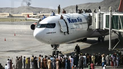 Des milliers d'Afghans se sont précipités vers l'aéroport de Kaboul, contrôlé par les États-Unis, afin de fuir la capitale&nbsp;désormais&nbsp;aux mains des talibans. (WAKIL KOHSAR / AFP)