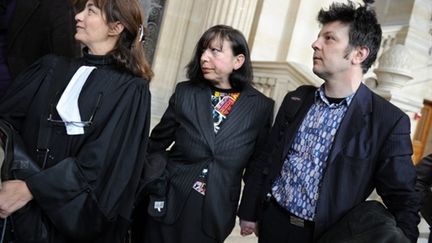 Me Nathalie Boudjerada, sylvie et Dominique Mennesson à la sortie du procès, le 18 mars 2010 (AFP/MARTIN BUREAU)