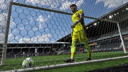 Le gardien des Girondins Benoît Costil après un but d'Angers contre&nbsp;Bordeaux, le 8 mai 2022, au stade Raymond-Kopa, à Angers (Maine-et-Loire). (JEAN-FRANCOIS MONIER / AFP)