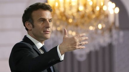 Emmanuel Macron prononce un discours en l'honneur des athlètes paralympiques français médaillés, à l'Elysée, à Paris, le 29 mars 2022. (FRANCOIS MORI / AFP)