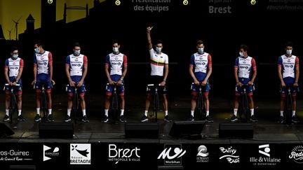 L'équipe Groupama-FDJ salue le public de Brest lors de la présentation des coureurs du Tour de France 2021, jeudi 24 juin 2021. (PHILIPPE LOPEZ / AFP)