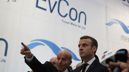 Le PDG de Cevital, Issad Rebrab et le président Emmanuel Macron, lors de la visite du site de Charleville-Mézières, le 7 novembre 2018. (FRANÇOIS MORI / AFP)