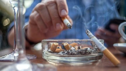 La France a connu un renversement de tendance spectaculaire dans le tabagisme, dû notamment à l'augmentation des prix, selon le gouvernement, mais aussi à la cigarette électronique (Image d'illustration).&nbsp; (JOE KLAMAR / AFP)