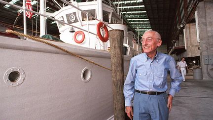 Jacques-Yves Cousteau, à côté de la "Calypso", le 28 août 1986, à Miami (Floride). (BOB PEARSON / AFP)