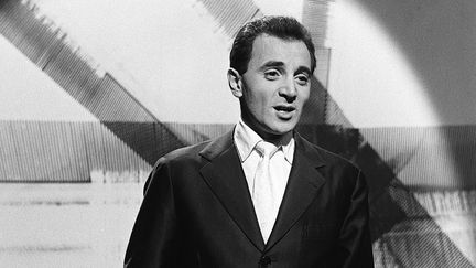 Charles Aznavour chante le soir du réveillon, le 31 décembre 1956. (G?RARD LANDAU / INA)