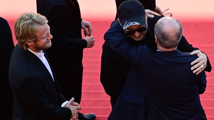 A son arrivée, le président du festival Pierre Lescure a tenu à l'accueillir personnellement.&nbsp; (ANTONIN THUILLIER / AFP)