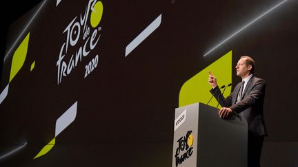 Christian Prudhomme lors de la présentation du tracé du Tour de France 2020, le 15 octobre 2019, la dernière réalisée avec du public dans la salle avant la crise du Covid-19. (ALAIN JOCARD / AFP)