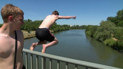 Baignades sauvages à Lambersart&nbsp;dans le Nord (France 3 Hauts-de-France)