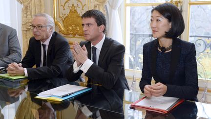 Le Premier ministre, Manuel Valls, entour&eacute; de la ministre de la Culture, Fleur Pellerin, et du ministre du Travail, Fran&ccedil;ois Rebsamen, le 7 janvier 2015, &agrave; Matignon, &agrave; Paris. (BERTRAND GUAY / AFP)