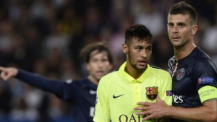 Neymar (Barça) et Thiago Motta (PSG) (FRANCK FIFE / AFP)