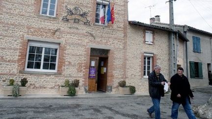 Deux militants du NPA cherchant des parrainages en Ariège (PASCAL PAVANI / AFP)