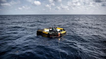 Un radeau de sauvetage emporte les 29 corps de migrants morts noyés en Méditerranée, au large des côtes libyennes, tracté par un navire de secours de l'ONG Proactiva Open Arms, le 5 octobre 2017. (ARIS MESSINIS / AFP)