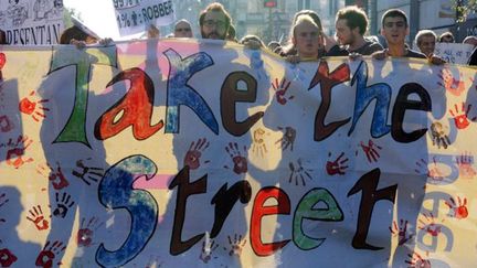 Près de 5000 personnes venues de plusieurs pays d'Europe prennent la rue bruxelloise. Associations, syndicats, ONG s’unissent aux indignés pour crier leur mécontentement face aux institutions financières internationales. (AFP/THIERRY CHARLIER )