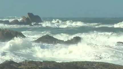 Tempête sur l'ouest et le nord: des milliers de foyers sans électricité et des dégâts