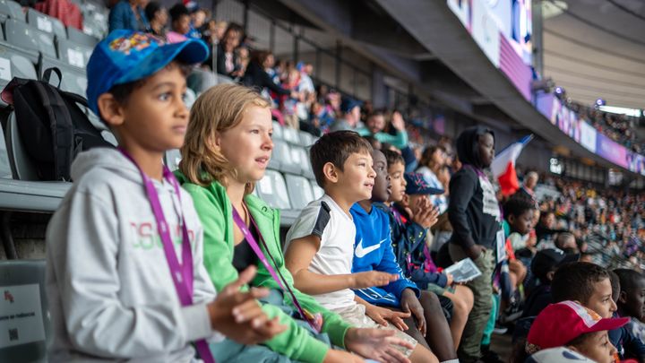 Salim, Jeanne et Lucas (de gauche à droite) assistent aux épreuves d'athlétisme des Jeux Paralympiques de Paris, le 31 août 2024, au Stade de France. (Jean-Marie Rayapen / SPF)