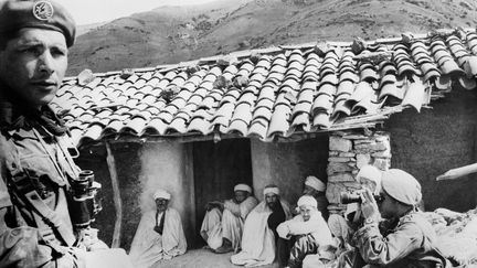 Des parachutistes de l'armée française lors d'une opération contre les combattants du FLN dans la région de Palestro (Algérie) le 25 mai 1956 (AFP)