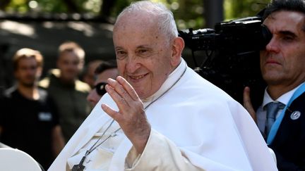 Pope Francis greets pilgrims, before mass at the Vélodrome stadium in Marseille, September 23, 2023. (CHRISTOPHE SIMON / AFP)