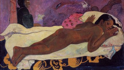 C'est un personnage complexe dont l'oeuvre est multiple, variée et inattendue qu'on découvre au Grand Palais : outre la peinture Paul Gauguin a travaillé la céramique et le bois, matériaux sur lesquels il a inscrit des motifs qu'il retravaillait sans cesse, les transformant et les transposant dans de nouveaux univers. Une exposition qui nous fait découvrir tous les aspects de l'oeuvre de l'artiste et nous permet de voir ou revoir de très belles peintures (jusqu'au 22 janvier 2018). Ici, Paul Gauguin, "Manao tupapau (L'Esprit veille, dit aussi L'Esprit des morts veille)", 1892, Buffalo, New York, collection Albright-Knox Art Gallery, collection A. Conger Goodyear
 (Albright-Knox Art Gallery)