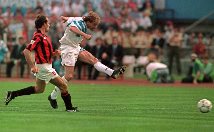 L'attaquant de l'OM Rudi Völler à la lutte avec le défenseur du Milan AC Franco Baresi, en finale de la Ligue des champions, le 26 mai 1993. (PATRICK HERTZOG / AFP)