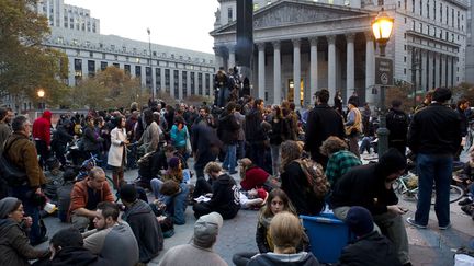 Apr&egrave;s leur &eacute;vacuation, les manifestants se sont retrouv&eacute;s &agrave; Foley Square, &nbsp;situ&eacute; &agrave; quelques centaines de m&egrave;tres du Zuccotti park. (DON EMMERT / AFP)