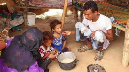 Le Yémen, où de nombreuses familles souffrent de malnutriton, comme celle-ci photographiée le 28 septembre 2019, est un l'un des pays qui a le plus besoin d'aide humanitaire. (ESSA AHMED / AFP)