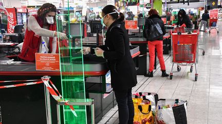 Une caissière travaille dans un supermarché de Montpellier (Hérault), le 30 mars 2020. (PASCAL GUYOT / AFP)