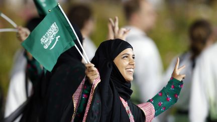 Une athl&egrave;te saoudienne participent &agrave; la parade pendant la c&eacute;r&eacute;monie d'ouverture des Jeux olympiques de Londre, en 2012.&nbsp; (SUZANNE PLUNKET / REUTERS )