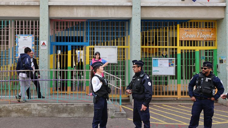 Police in front of a school in Nice (ARIE BOTBOL / HANS LUCAS VIA AFP)