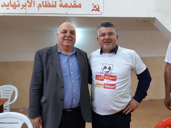 A la veille des législatives en Israël, le député sortant Youssef Jabareen (à droite) mène campagne tambour battant dans la région. (VALÉRIE CROVA / ESP)