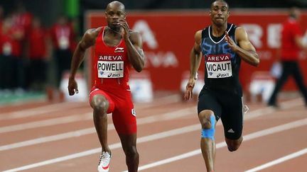 &nbsp; (Le Français Jimmy Vicaut (à droite) a battu le record de France du 100 mètres (9"86). Il termine 2e derrière de la course le Jamaïcain Asafa Powell (à gauche) © MaxPPP)