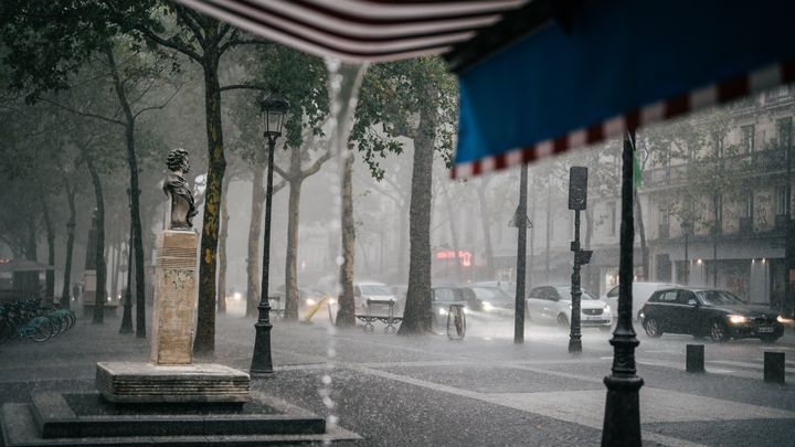 Les trombes d'eau tombées sur Paris, ici le 28 juillet 2023 (XOSE BOUZAS / AFP)