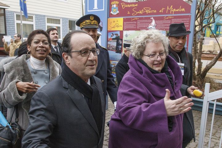 Karine Claireaux, maire de Saint-Pierre, lors d'une visite de François Hollande à Saint-Pierre-et-Miquelon, en décembre 2014. (JEAN-CHRISTOPHE L'ESPAGNOL / AFP)