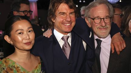 Hong Chau, Tom Cruise et Steven Spielberg au déjeuner des nominés aux Oscéars, le 13 février 2023 à Beverly Hills (Californie) (WILLY SANJUAN/AP/SIPA / AP ASSOCIATED PRESS SIPA)