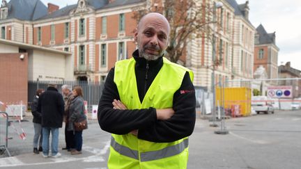 Frank Buhler, responsable du parti&nbsp;Debout la France&nbsp;dans le Tarn-et-Garonne, pose avec un gilet jaune, le 21 novembre 2018, à Montauban. (PASCAL PAVANI / AFP)