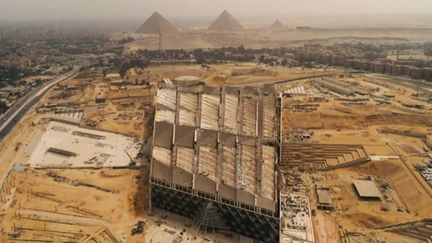 Vue aérienne du Grand Musée d'Egypte dans l'axe des pyramides
 (France 2 / culturebox)