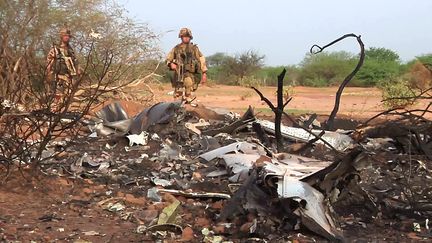 Des militaires fran&ccedil;ais sont pr&eacute;sents sur le lieu du crash du vol AH 5017, dans la r&eacute;gion de Gossi, au Mali, le 24 juillet 2014. (ECPAD / AFP)