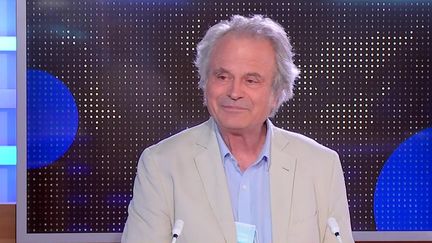 Livre : les Leçons de vie, de mort et d’amour de Bernard Tapie (Capture d'écran franceinfo)