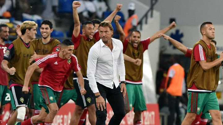 La joie des Marocains, derrière leur sélectionneur Hervé Renard, après leur succès sur la Côte d'Ivoire en Coupe d'Afrique des nations, le 24 janvier 2017 à Oyem (Gabon). (ISSOUF SANOGO / AFP)