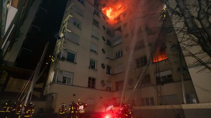 Des pompiers interviennent sur le lieu d'un incendie meurtrier rue Erlanger, dans le 16e arrondissement de Paris, le 5 février 2019. (BENOIT MOSER / BSPP / AFP)