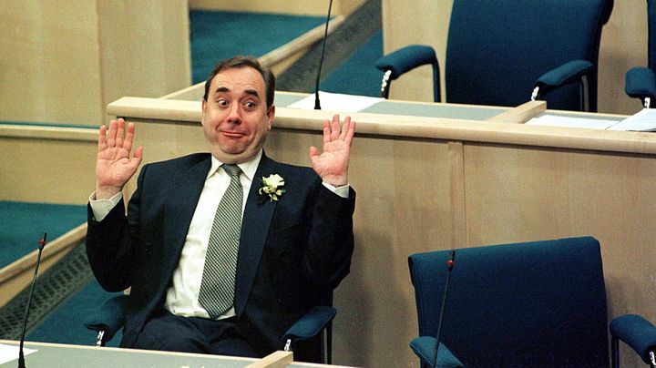 Alex Salmond d&eacute;couvre son si&egrave;ge au Parlement &eacute;cossais fra&icirc;chement cr&eacute;&eacute;, le 12 mai 1999, &agrave; Edimbourg (Royaume-Uni). (L.R.C./SIPA)