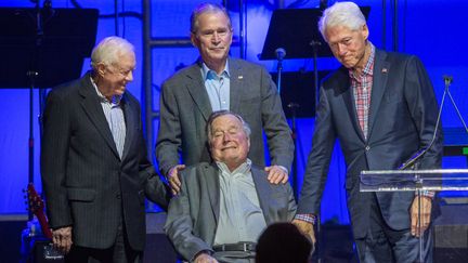 George H.W. Bush entouré de son fils George W. Bush, de Jimmy Carter et de Bill Clinton, à College Station (Texas), le 21 octobre 2017. (JIM CHAPIN / AFP)