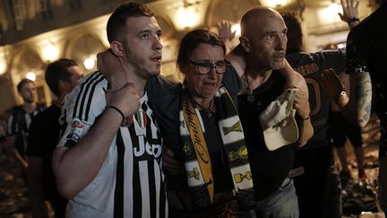 Des supporters de la Juventus sur la place san Marco de Turin (Italie) après le mouvement de foule, samedi 3 juin 2017. (MARCO BERTORELLO / AFP)