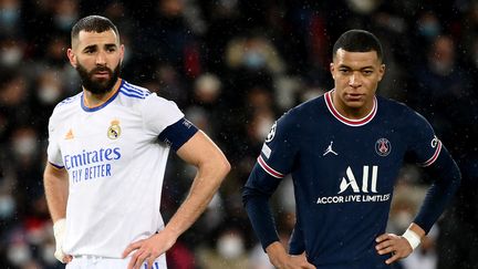 Kylian Mbappé et Karim Benzema lors du match entre le PSG et le Real Madrid, le 15 février 2022 à Paris. (FRANCK FIFE / AFP)