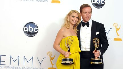 Claire Danes et Damien Lewis ont remport&eacute; le troph&eacute;e de meilleure interpr&eacute;tation pour un premier r&ocirc;le avec la s&eacute;rie"Homeland", aux Emmy Awards, le 23 septembre 2012. (JORDAN STRAUSS/AP/SIPA / AP)