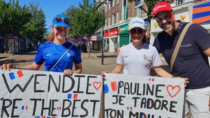 Mathieu, Camille et Charline avec leurs pancartes d'encouragement pour les Bleues, à Rotherham, le 10 juillet 2022. (MAYLICE LAVOREL / FRANCEINFO : SPORT)